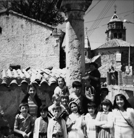 NiÃ±os en el centro de Luco de Jiloca.