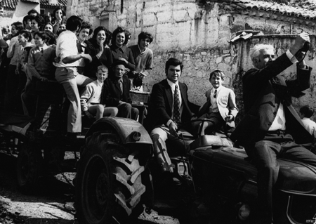 Vecinos de Luco de Jiloca sobre un tractor.