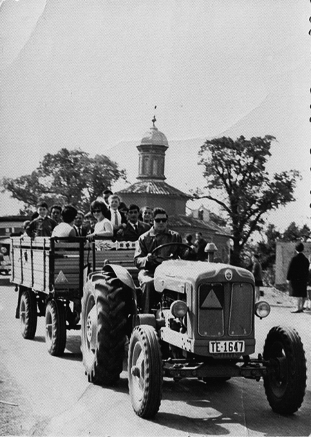 Vecinos de Luco de Jiloca sobre un tractor.