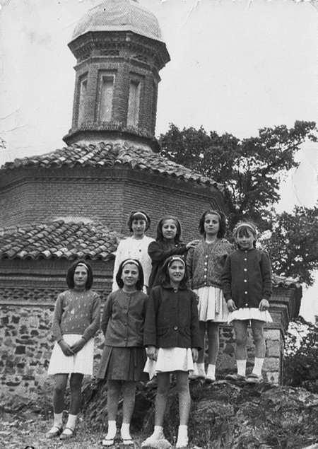 NiÃ±as junto a la Ermita del Rosario. Luco de Jiloca.