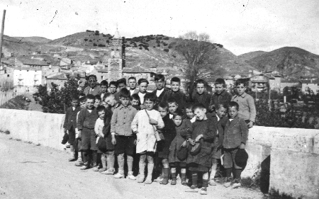 Grupo escolar de niÃ±os, al fondo vista de Luco.