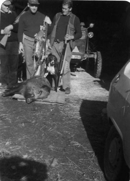 Grupo de cazadores con un jabalÃ­. Luco de Jiloca.