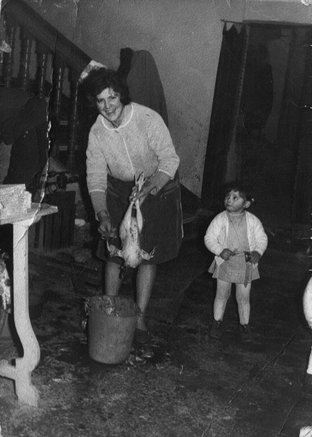 Mujer desplumando un pollo. Luco de Jiloca.