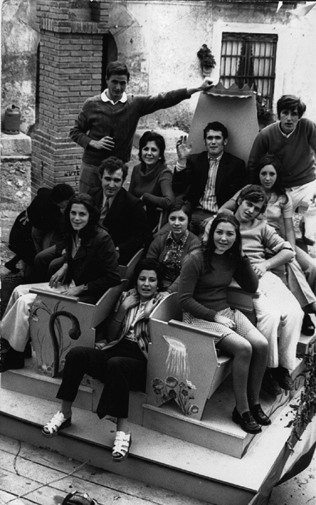 Grupo de jÃ³venes sobre una carroza. Luco.