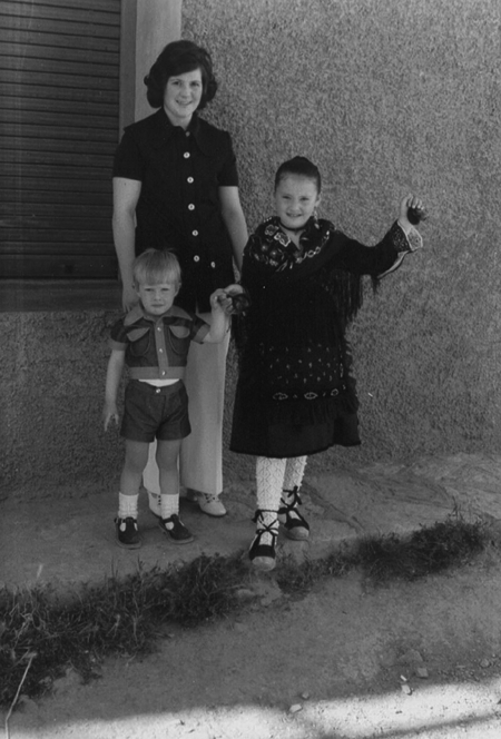 Familia y niÃ±a vestida de baturra. Luco de Jiloca.
