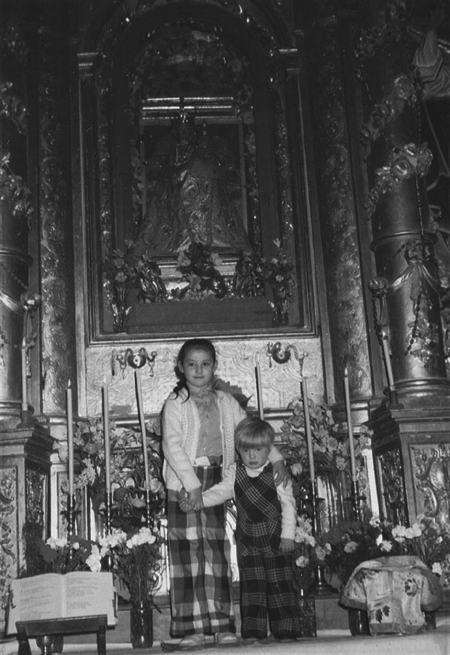 Vecinos en la Iglesia de Luco de Jiloca.