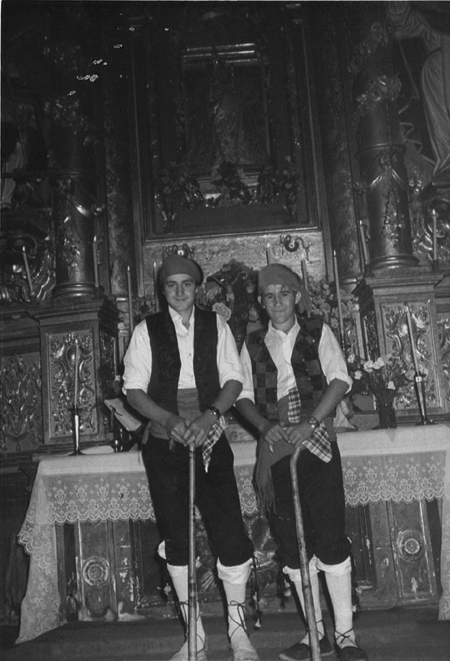 Vecinos en la Iglesia de Luco de Jiloca.