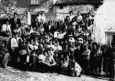 Carrozas y cabezudos en las fiestas de Luco de Jiloca.