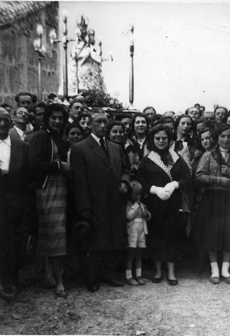 Gente en la procesiÃ³n de Luco.