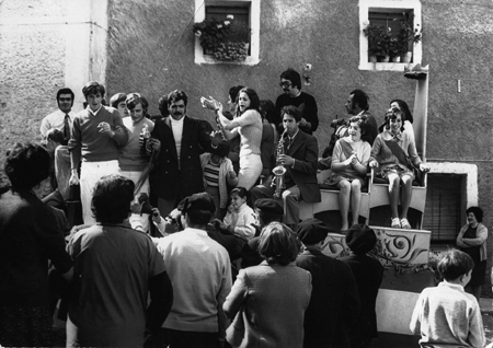 JÃ³venes sobre carroza. Luco de Jiloca.