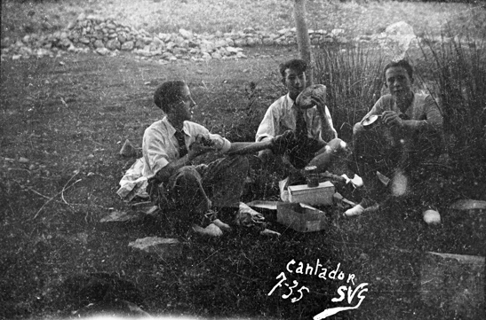 Grupo de amigos almorzando en Monreal del Campo