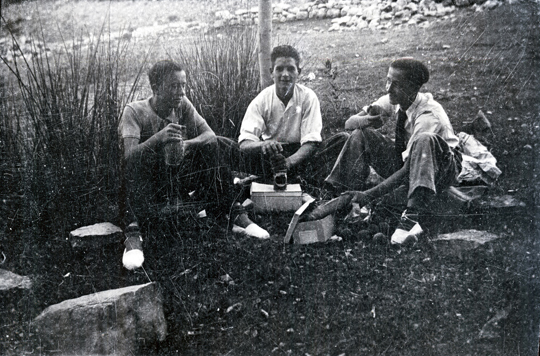 Amigos probÃ¡ndose unos zapatos en Monreal