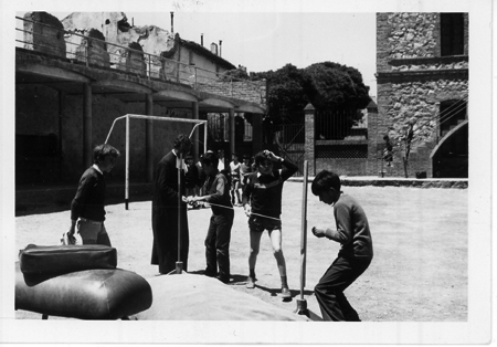 NiÃ±os en clase de gimnasia. Monreal.