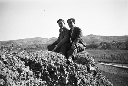 Amigos sentados en el risco. Navarrete