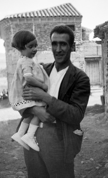 Hombre con niÃ±a en brazos. Navarrete