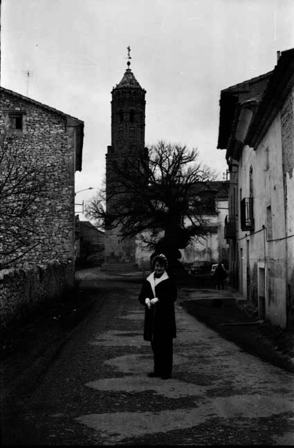 Mujer delante de la torre de Navarrete