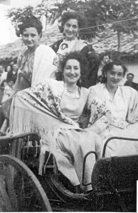 Las damas de las fiestas en calesa. Monreal del Campo.