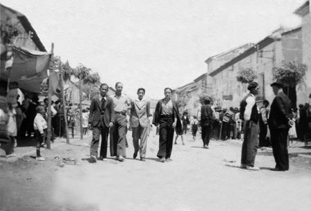 Calle Mayor durante las fiestas.  Monreal del Campo.