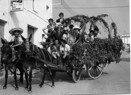 Carro engalanado para las fiestas de Monreal del Campo.
