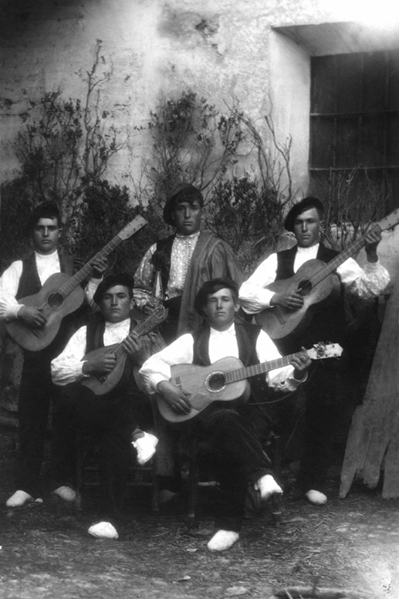 Tocando la guitarra en Monreal del Campo.
