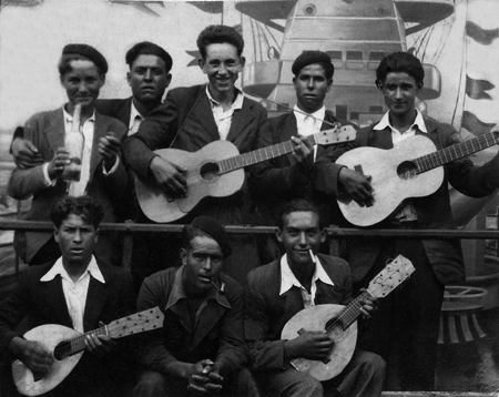 Grupo de amigos de fiesta. Monreal del Campo.