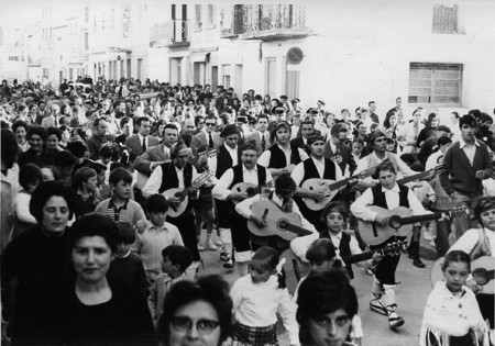 Fiestas por las calles de Monreal del Campo.