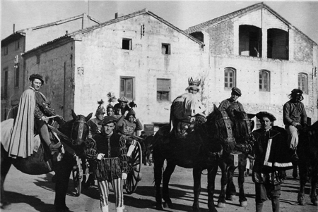 La cabalgata junto a la casa de los Barrachinas. Monreal del Campo.