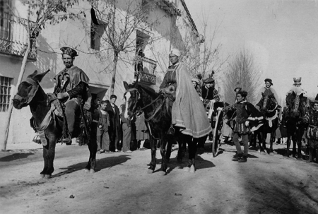 La Cabalgata de Reyes junto a la casa de Lucas. Monreal del Campo.