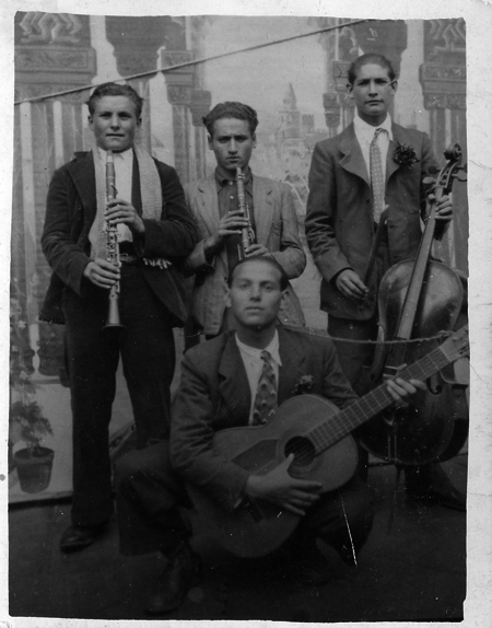 Rondalla. Grupo de amigos con instrumentos. Monreal del Campo.