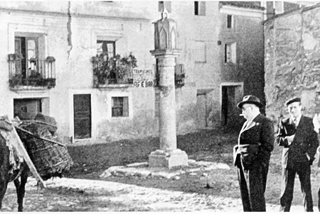 Plaza del Pilar, con el antiguo pairÃ³n. Lechago.