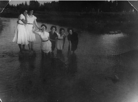 Grupo de amigas en los Ojos. Monreal del Campo.