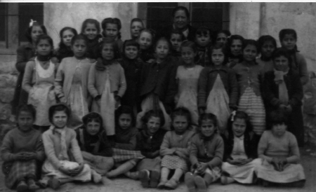 Grupo escolar de niÃ±as de Monreal del Campo.