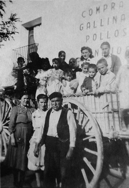 Grupo de vecinos de Monreal del Campo sobre un carro.