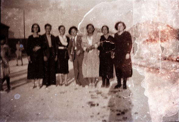 Grupo de mujeres en una calle de Monreal