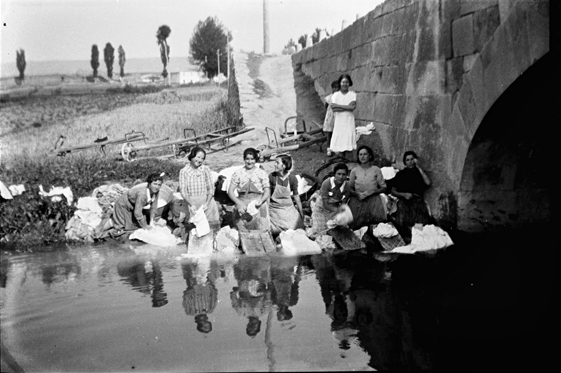 Mujeres lavando en el rÃ­o