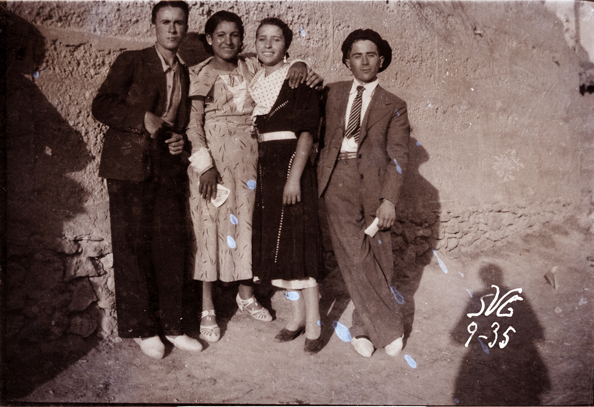 Grupo de amigos delante de una construcciÃ³n popular