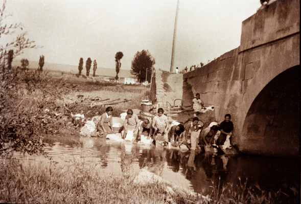Grupo de mujeres lavando en el rÃ­o