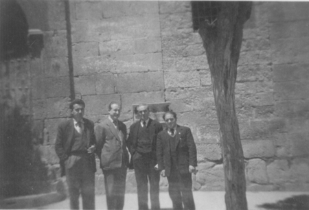 Grupo de hombres en Monreal.