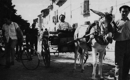 Carro en una calle de Monreal del Campo.