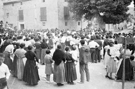 Una multitud en la plaza del pueblo. Navarrete