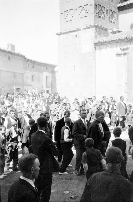Grupo de vecinos en la plaza. Navarrete
