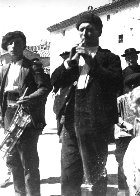Gaiteros tocando en la procesiÃ³n. Navarrete