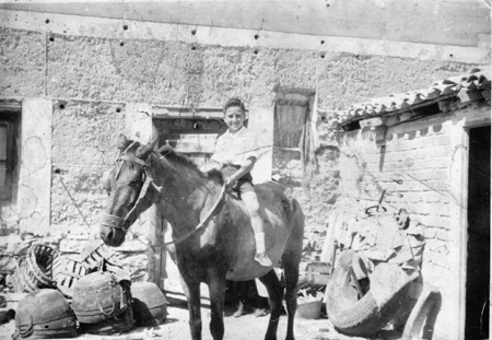 NiÃ±o sobre caballo en Monreal.