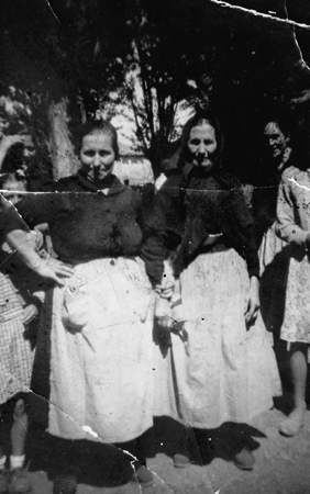 Retrato de dos mujeres con delantal. Monreal.