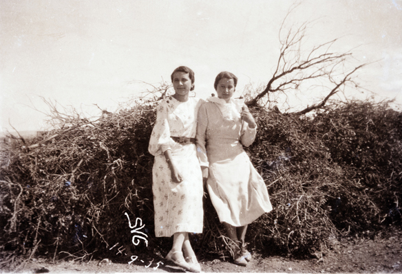 Dos mujeres delante de unos arbustos