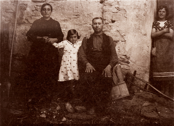 Familia posando delante de una construcciÃ³n popular