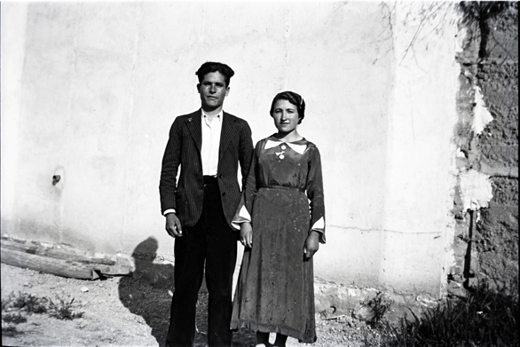 Pareja posando delante de una construcciÃ³n popular en Monreal