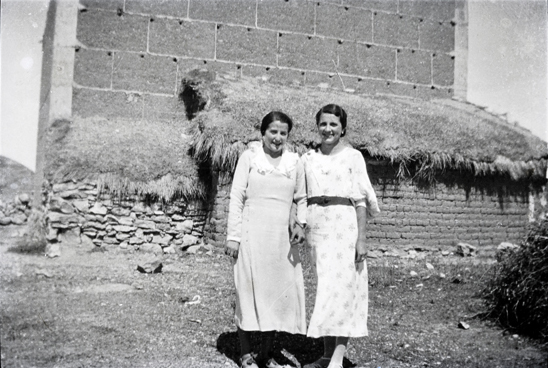 Dos mujeres delante de una construcciÃ³n popular en Monreal