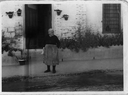 Anciana en la puerta de su casa. Monreal.