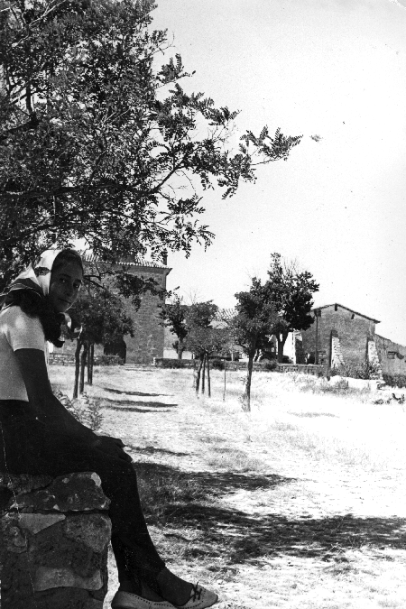 Muchacha en la ermita de la Virgen de la Carrasca. OdÃ³n